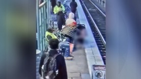 Șocant // Fetiță de trei ani, împinsă pe șinele de tren de o femeie